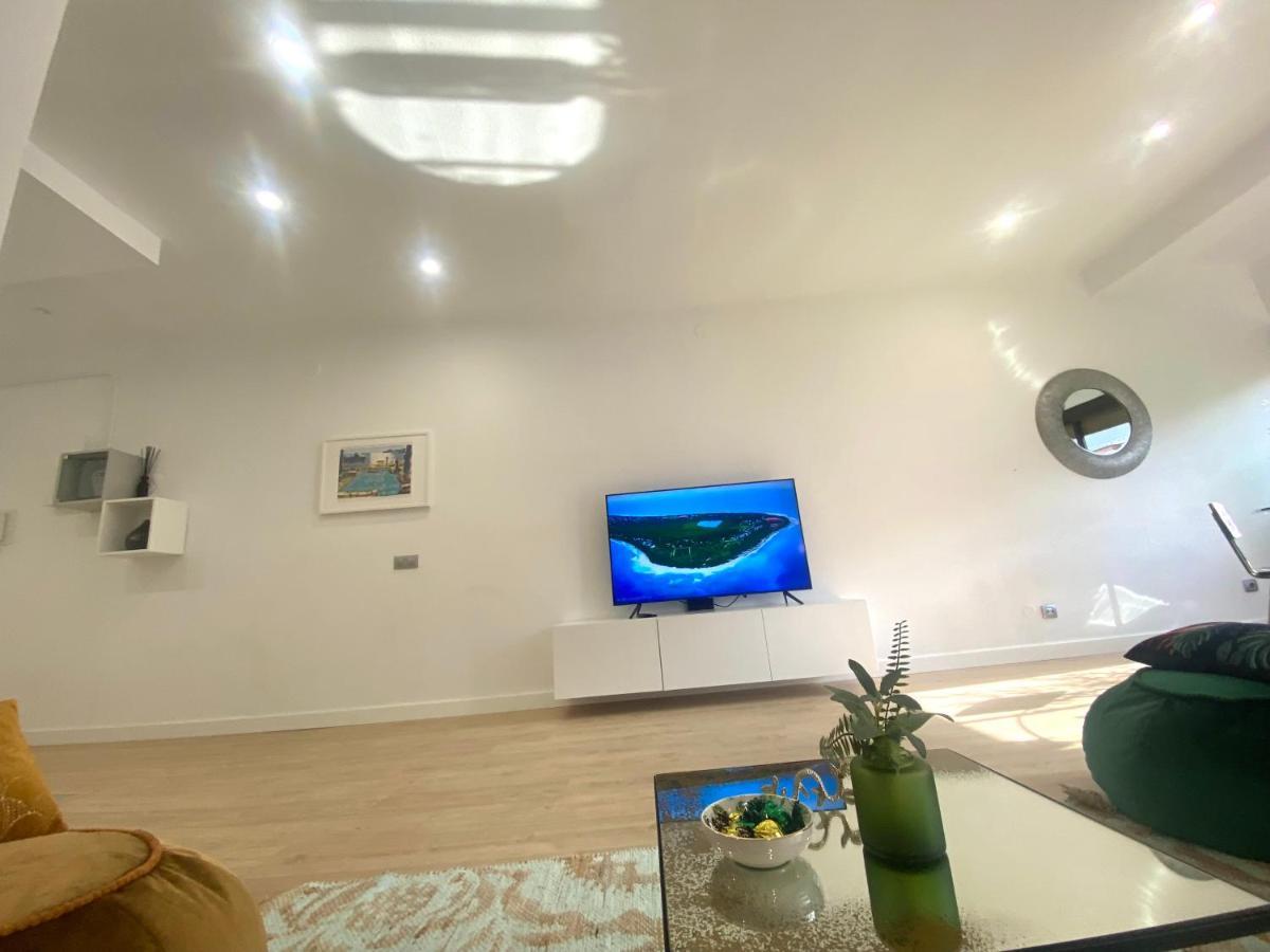 Barcelona Chic Apartments- Free Parking - 10 Min From Bcn City Centre By Metro Extérieur photo