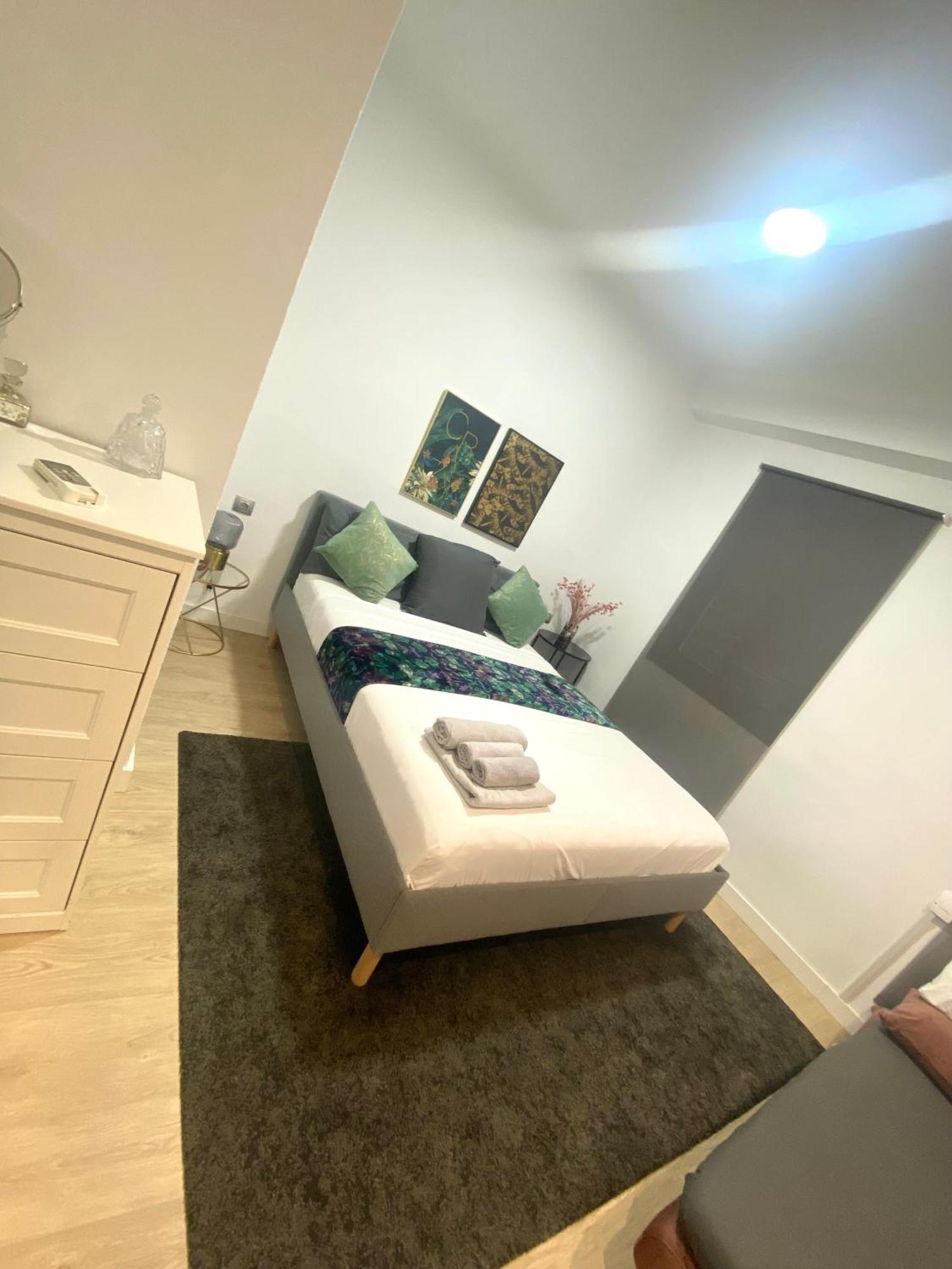 Barcelona Chic Apartments- Free Parking - 10 Min From Bcn City Centre By Metro Extérieur photo